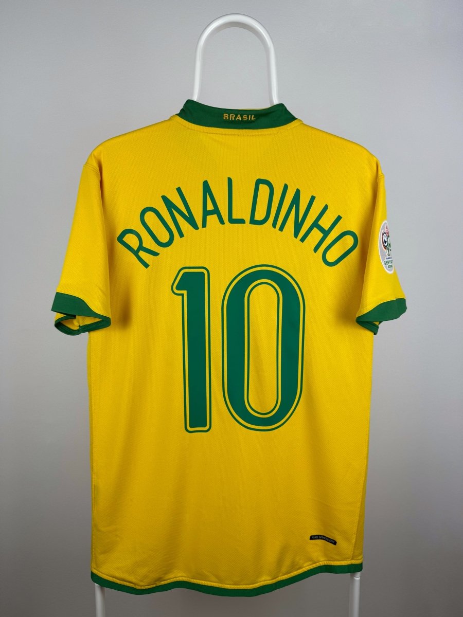 Ronaldinho - Brasilien 2006 hjemmebane trΓΈje M π§π· Fodboldshoppen_dk 1