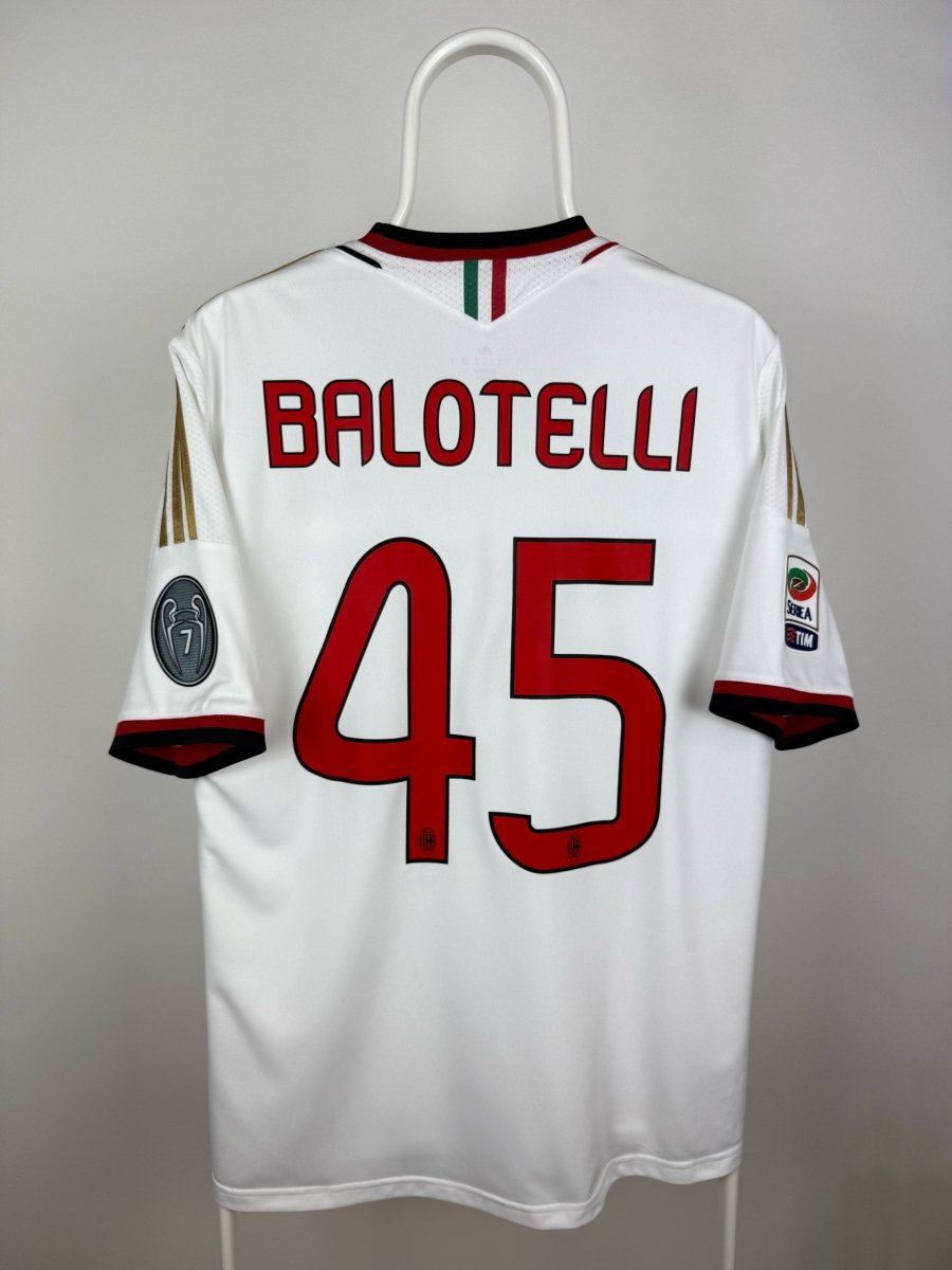 Mario Balotelli - AC Milan 2013/14 udebane trøje M 🇮🇹 Fodboldshoppen_dk 1